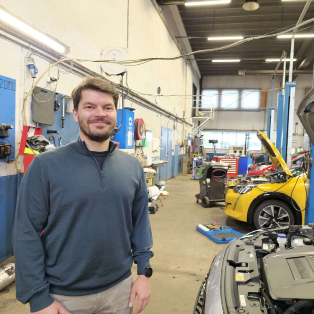 Hans Kristian på verksted