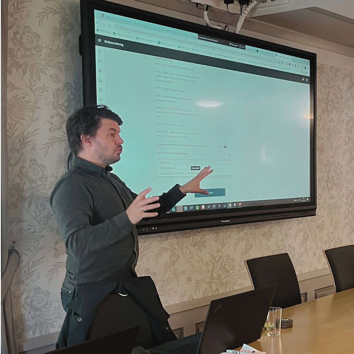 fagdag bamble kommune_2 Workplace safety expert shows the solution on the big screen