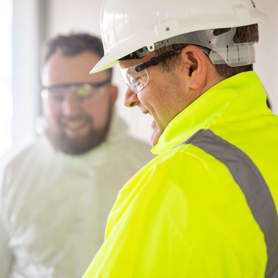 Arbeidere som håndterer kjemikalier