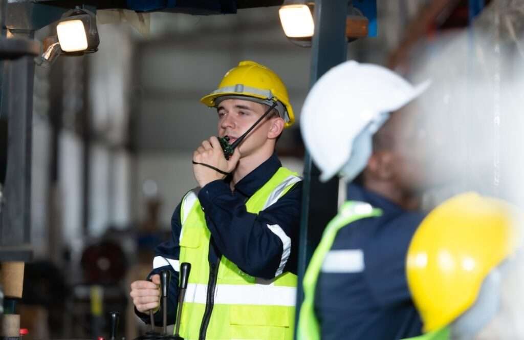 arbeider som snakker i tlf